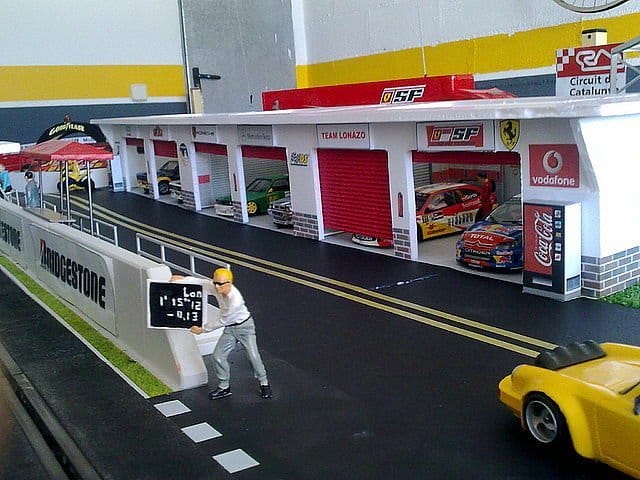 La Pistas de Scalextric perfectas para complementar tu circuito Slot Adictos - Boxes de cartón pluma con recortables de papel ...